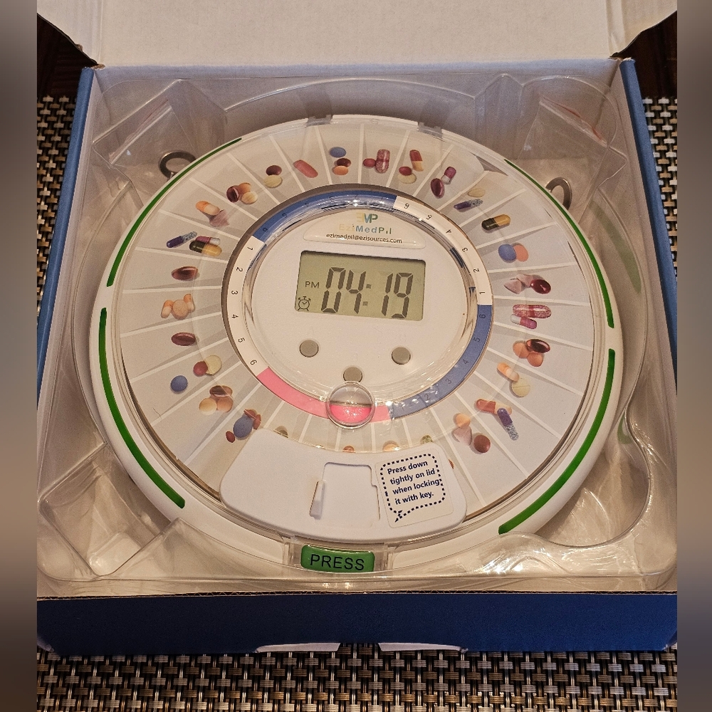 Brand New!! Automatic Pill Dispenser, Clear Lid.